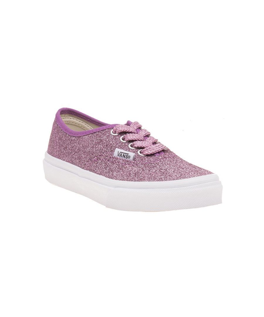 Geef je kleintje letterlijk twinkle toes in deze glinsterende Authentic-trainers van Vans. De Mini Skater stijl schoenen hebben een roze glinsterende bovenkant van Canvas, bijpassende veters en zijn afgewerkt met de kenmerkende Waffle zool.