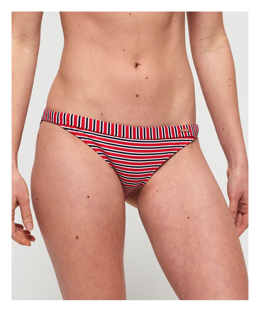 Superdry Kasey Fixed-bikinibroekje. Neem dit seizoen een duik in het Kasey-bikinibroekje. Dit klassieke bikinibroekje is afgewerkt met een metalen logolabel op de tailleband.Om hygiënische redenen kan badmode uitsluitend omgeruild of geretourneerd worden als de hygiënestrip nog intact is. Dit doet geen afbreuk aan je wettelijke rechten.