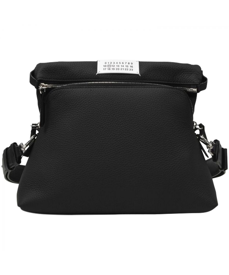 Maison Margiela 5ac Beauty Case Bag in Black\nColor: black\nMaterial: Leather\nCondition: new with tag\nSize: One Size\nSign of wear: No\nSKU: 136425 / MFESFRBA136425M / MAI017305