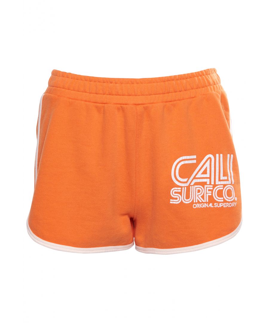 Ga voor de jaren 70-look met de jersey Cali-short. Deze short heeft een elastische tailleband, contrasterende strepen en een reliëflogo.Elastische taillebandContrasterende strepenReliëflogo