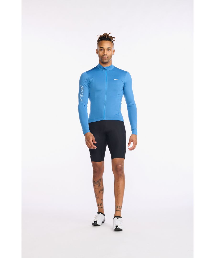 Designed from a lightweight, high stretch moisture wicking premium Italian brushed back fleece, the Aero Long Sleeve Jersey, is built for comfort and durability on those cold break of dawn rides.