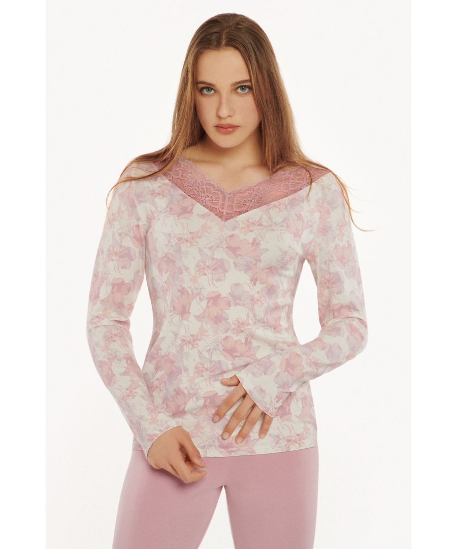 This long sleeve pyjama top from the Mix 'N' Match Lisca 'Isabelle' range is designed in a soft modal fabric and features a V-neckline with lace inserts. The casual design and soft material ensure exceptional comfort. This top is perfect for combining with pyjama trousers from the 'Isabelle' range.  