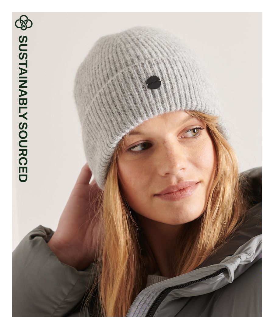 Everyone loves a beanie, especially one that has a minimal luxurious feel.Roll-up hemRibbed designMetal logo tabThis fabric contains recycled materials, giving them a second life - avoiding landfill, oceans or being incinerated.