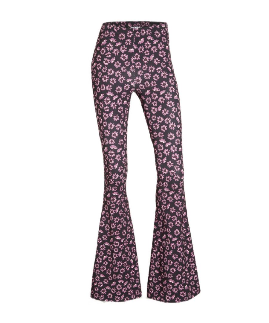 Deze flared fit broek voor dames van Catwalk Junkie is gemaakt van een ecovero (duurzaam materiaal)mix en heeft een bloemenprint. Het model heeft een hoge taille en heeft een elastische tailleband.Let op! Deze broek valt lang.