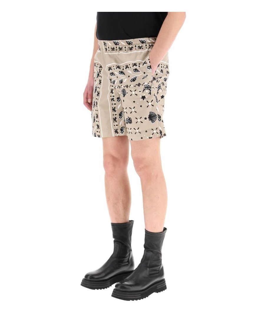 MSGM sporty shorts in bandana-printed cotton poplin. Wide leg fit with elasticated waist, welt pockets on the sides and a patch pocket on the back. The model is 185 cm tall and wears a size IT 48.