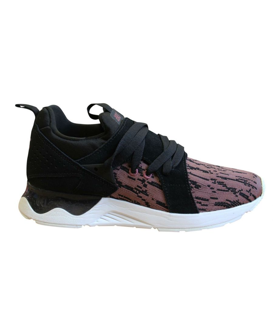 When you need a combination of style and comfort, look no further than the GEL-Lyte® V Sanze shoes. This 2018 version comes with a mesh upper and suede overlays, taking on design elements that look back at ASICS Tiger’s heritage. A popular style among men and women alike, this streetwear classic features visible GEL cushioning, to effectively absorbs shock and protects the feet from high-impact motions, perfect for everyday wear.