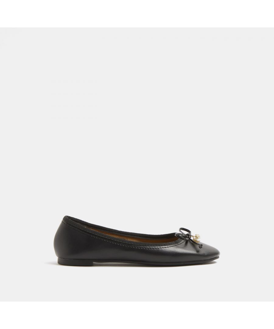 > Brand: River Island> Department: Women> Colour: Black> Type: Flat> Style: Ballet> Material Composition: Upper: PU, Sole: Plastic> Material: PU> Upper Material: PU> Pattern: No Pattern> Occasion: Casual> Season: SS22> Toe Shape: Round Toe> Shoe Width: Standard