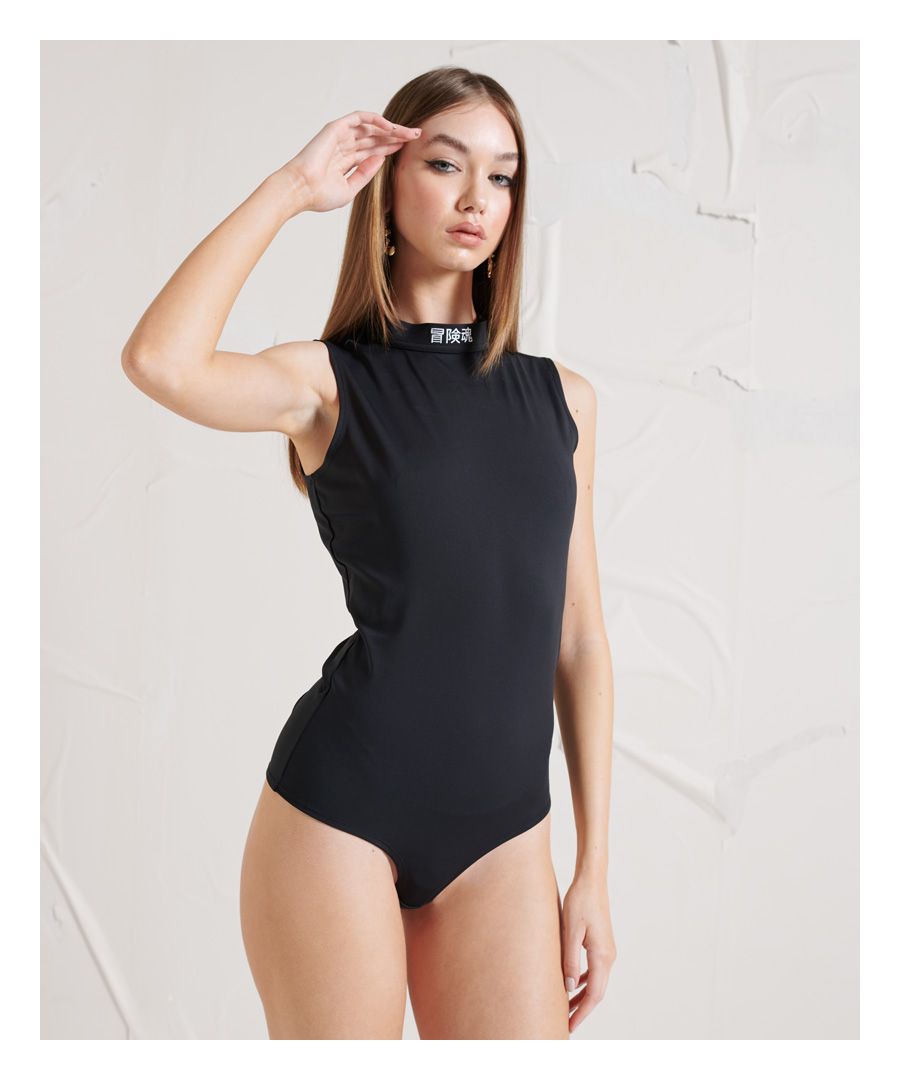 Geef een veelzijdige en unieke draai aan je garderobe. De Surplus-bodysuit heeft minimalistisch logo's die een opvallend statement maken.Slimfit – valt nauwer om het lichaam voor een strakkere lookMouwloosRitssluiting aan de achterkantKenmerkend logo