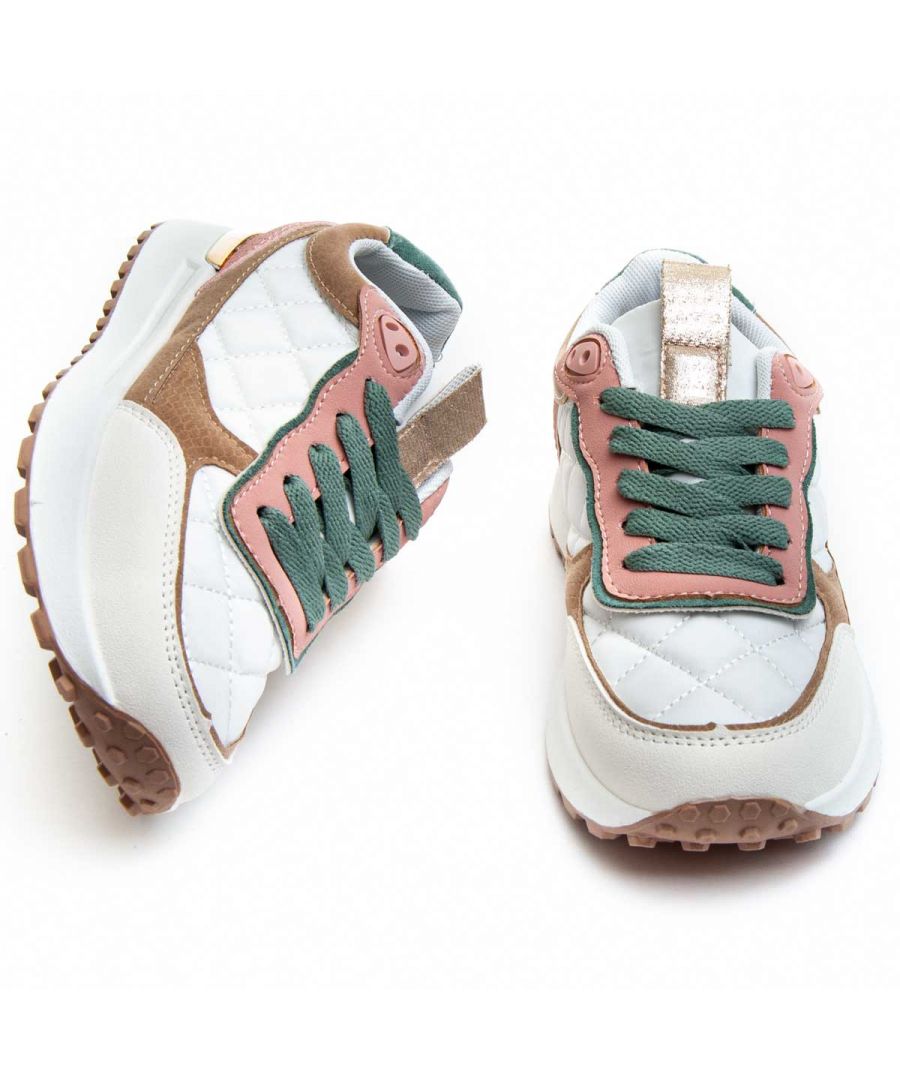 Light and comfortable sneaker for women. Padded ankle for more comfort. Folding with cord closure. Non-slip sewn sole to avoid slippage with air chamber that cushions the tread. Removable padding. Comfortable and flexible material that adapts to the shape of the foot. Doubly reinforced with anterior and posterior buttress for greater durability.
