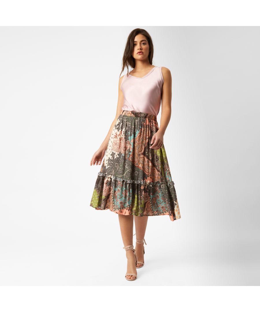 Designed with a ruffle tier trim and elasticated waist, this skirt falls just below the knee and features a boho paisley pattern and gathered finish for full movement. Wear with a cap sleeve T-shirt and sandals for a summer look.