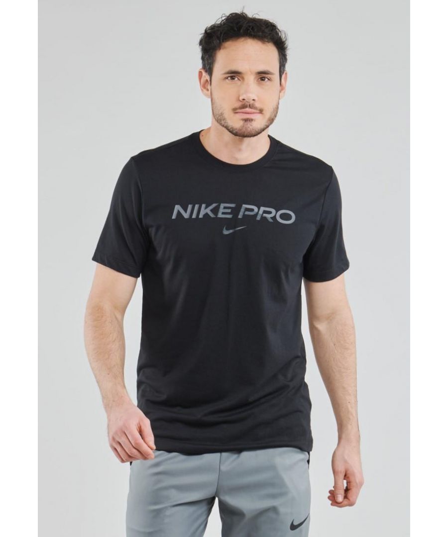 Nike Pro Trainings-T-shirt voor heren. Ideaal voor krachttraining, cardio- en circuittraining, crosstraining. Dri-fit technologie helpt je droog en comfortabel te blijven. Het product is gemaakt van duurzame bronnen. Zachte stof geeft een beetje mee. Standard Fit voor een ontspannen, gemakkelijk gevoel.