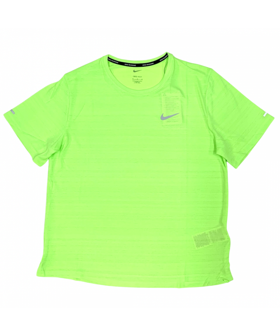 The Nike Dri-FIT Miler Men’s Running Top helps keep you comfortable in sweat-wicking, breathable fabric. The back mesh panel provides targeted ventilation.