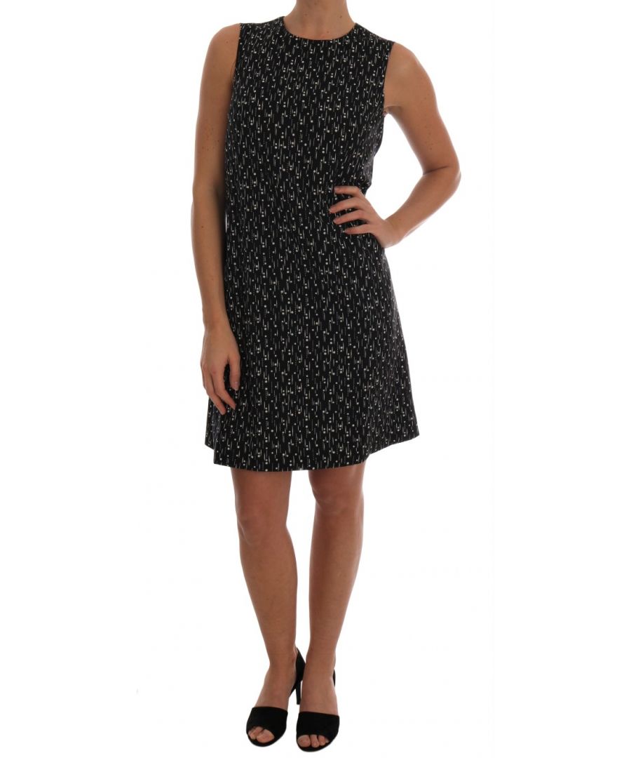 Dolce & Gabbana Schitterende gloednieuw met tags, 100% Authentieke Dolce & Gabbana jurk. Model: Shift, mouwloos, boven knie lengte Kleur: Zwart met witte fantasie patroon print Rits opening op de rug Logo details Made in Italy Materiaal: 100% Wol