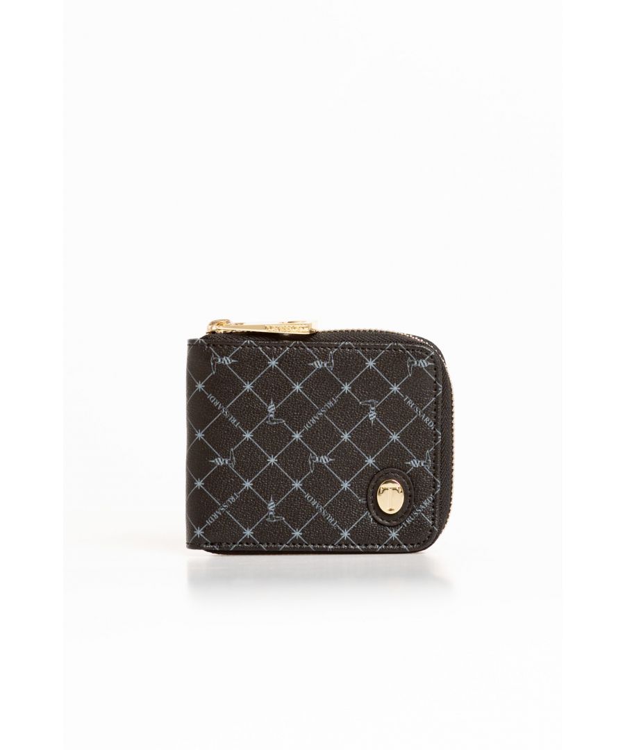 Portefeuille de taille moyenne en cuir avec impression de style 70’s. Ouverture latérale avec fermeture éclair. Étiquette Trussardi ovale appliquée sur le devant. Taille : Profondeur 2 cm. Largeur 12 cm. Hauteur 10 cm.