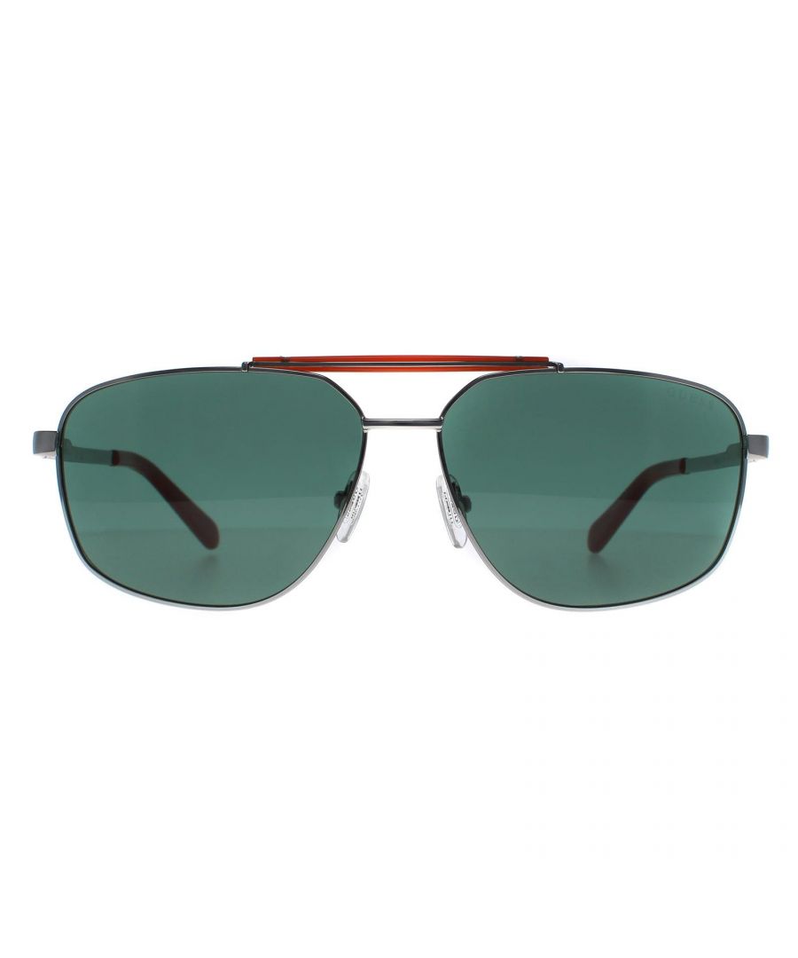 Les lunettes de soleil Guess GU00054 08N shiny gunmetal green sont fabriquÃ©es en mÃ©tal de haute qualitÃ©, Ã  la fois lÃ©ger et durable. La monture prÃ©sente une forme aviateur avec un double pont, ce qui lui confÃ¨re un look unique et tendance. Les branches sont ornÃ©es du logo Guess, ce qui ajoute une touche d'Ã©lÃ©gance supplÃ©mentaire au design.