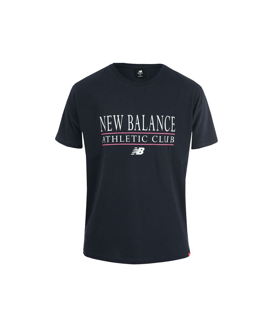 New Balance Essential Athletic Club T-shirt voor heren, marineblauw. – Geribde ronde hals. – Korte mouwen. – New Balance Athletic Club-print op de borst. – Rechte zoom. – Losse pasvorm. – 100% katoen. Machinewasbaar. – Ref: MT13522ECL