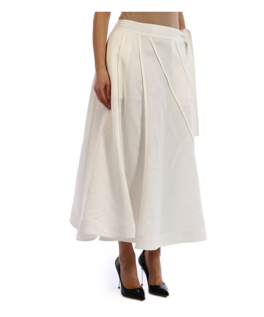 Wheel skirt in white fabric with side zip closure and bow to tie.The model is 1.78 cm tall and wears a German size 38