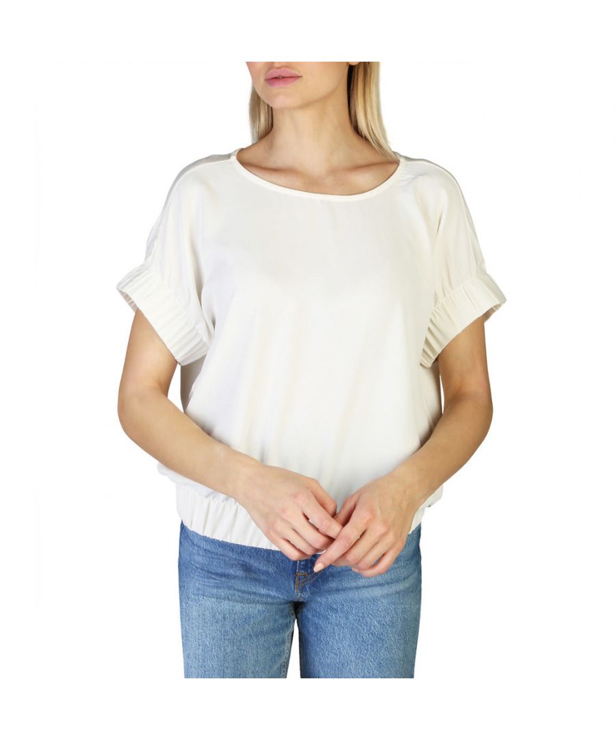 Collection: Spring/Summer   Gender: Woman   Type: T shirt   Fastening: buttons, rear   Sleeves: short   Neckline: round   Material: polyester 100%   Pattern: solid colour   Washing: wash at 30° C   Model height, cm: 174   Model wears a size: S   Details: visible logo