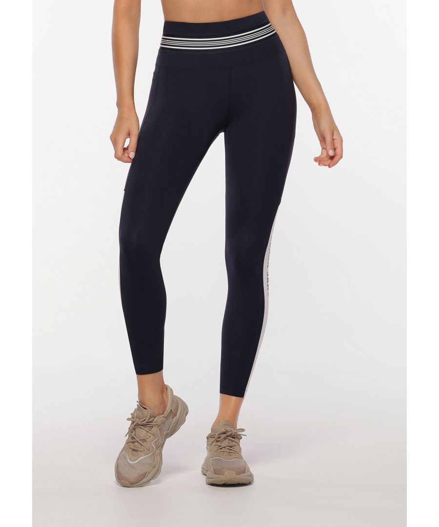 > 81% nylon 19% elastaan ​​        > hoog getailleerd         > lorna jane logo