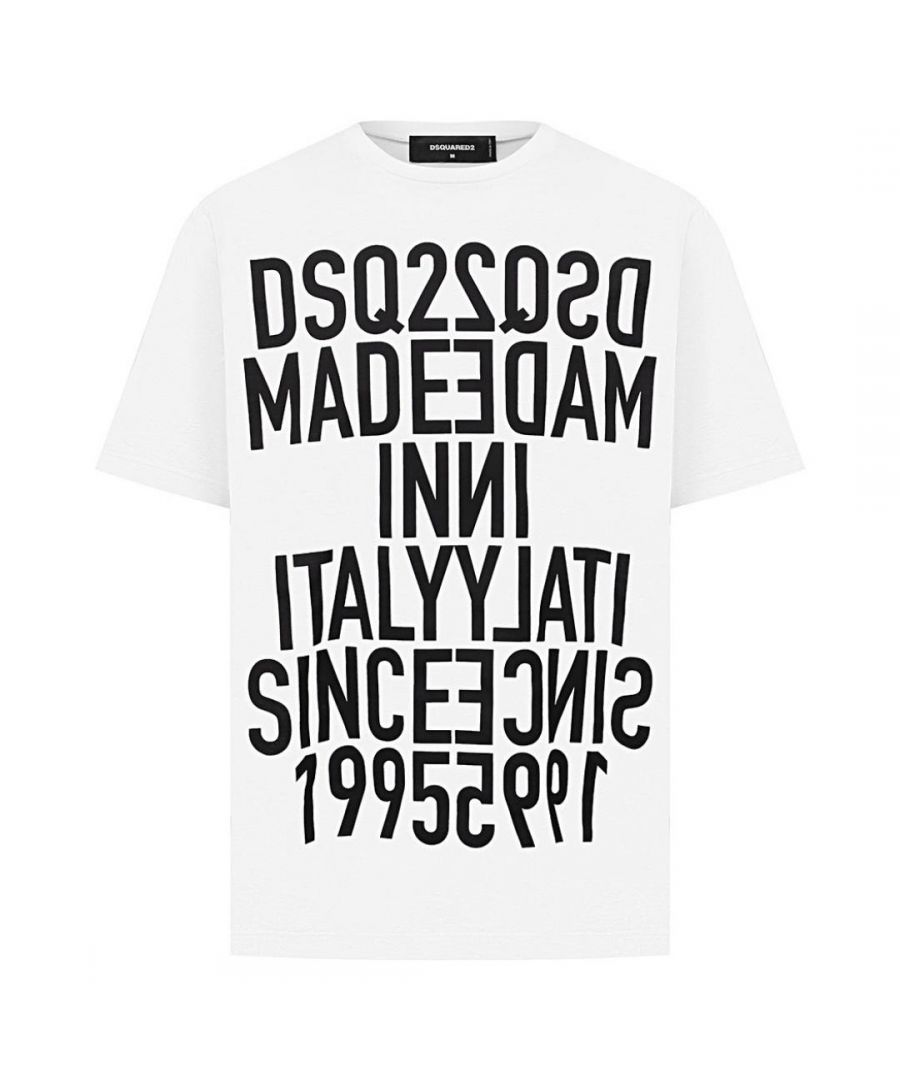 Dsquared2 gemaakt in Italië sinds 1995 Oversized wit T-shirt. D2 wit T-shirt met korte mouwen. Slouch Fit-stijl, oversized pasvorm, maat kleiner voor een meer normale pasvorm. 100% katoen, gemaakt in Italië. Groot gespiegeld logo op de borst. S74GD0818 S22427 100