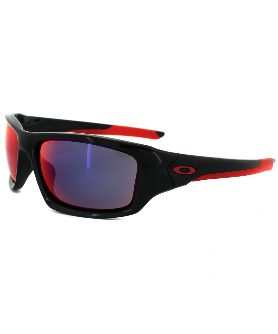 Oakley Sunglasses Valve 9236-02 Polished Black Positive Red Iridium is the latest incarnation of a classic model which has been brought bang up to date with the latest tech. Unobtanium ear socks and nose bombs have been added to the incredibly durable lightweight O-Matter frame. The fit is perfect for medium to large faces and the Oakley Three-Point Fit gives great comfort and superb clarity of the lenses.