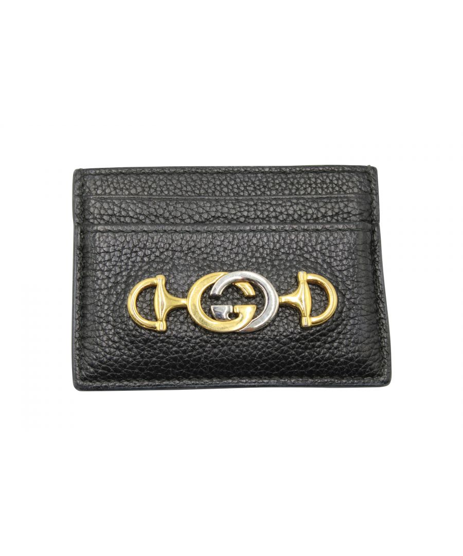 VINTAGE, RRP AS NEW\nThe Gucci card holder is made of leather with a grainy texture. It has 4 slots and open center pocket.  It features a metal plate that is the fusion of two of the house's most iconic motifs - the horsebit and interlocking 'GG'. \n\nGucci Card Holder with 'GG' Horsebit Motif in Black Leather\nCondition: Very Good\nSign of wear: Scuffed Hardware\nMaterial: Leather\nSize: One Size\nLength: 70 mm\nHeight: 10 mm\nWidth: 100 mm, \nSKU: 107777