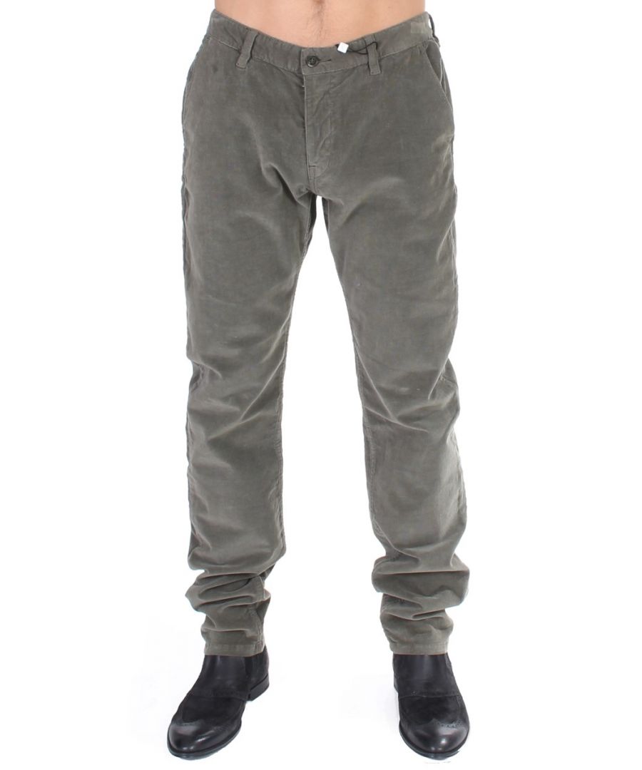 GF Ferre Absoluut prachtig, 100% Authentiek, gloednieuw met labels GF Ferre groene stretch corduroy straight fit casual broek. Kleur: Groen Pasvorm: Rechte pasvorm Twee voorzakken en twee achterzakken Rits-vliegsluiting Logo details Made in Italy Materiaal: 97% Katoen, 3% Elastaan