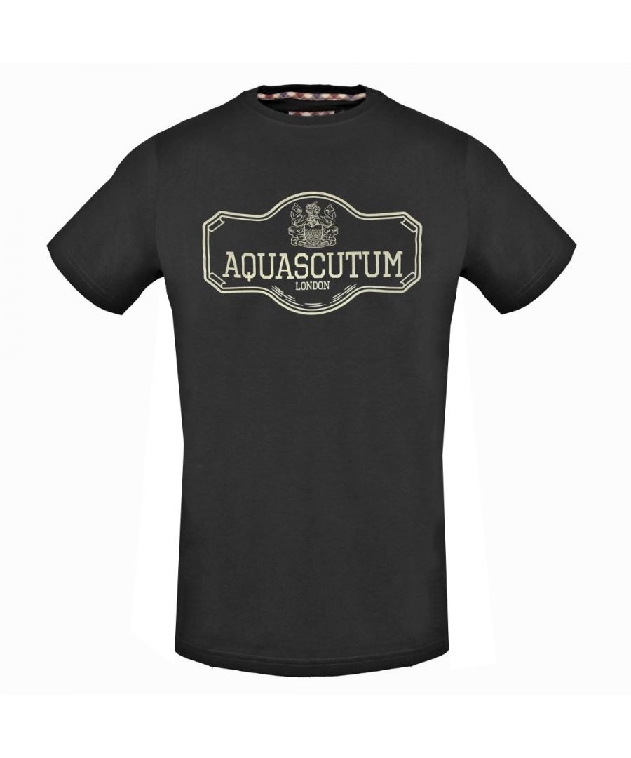 Zwart T-shirt van Aquascutum met uithangbordlogo. Zwart T-shirt van Aquascutum met uithangbordlogo. Ronde hals, korte mouwen. Elastische pasvorm 95% katoen, 5% elastaan. Normale pasvorm, past volgens de maat. Stijl TSIA09 99