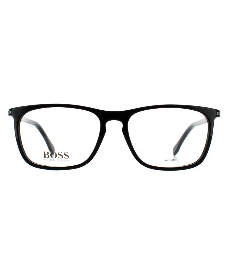 Hugo Boss bril Boss 1044/It 807 Glanzende zwart hebben een rechthoekig vormframe met een sleutelgatbrug gemaakt van lichtgewicht plastic. Slanke tempels zijn afgewerkt met het Hugo Boss -logo.