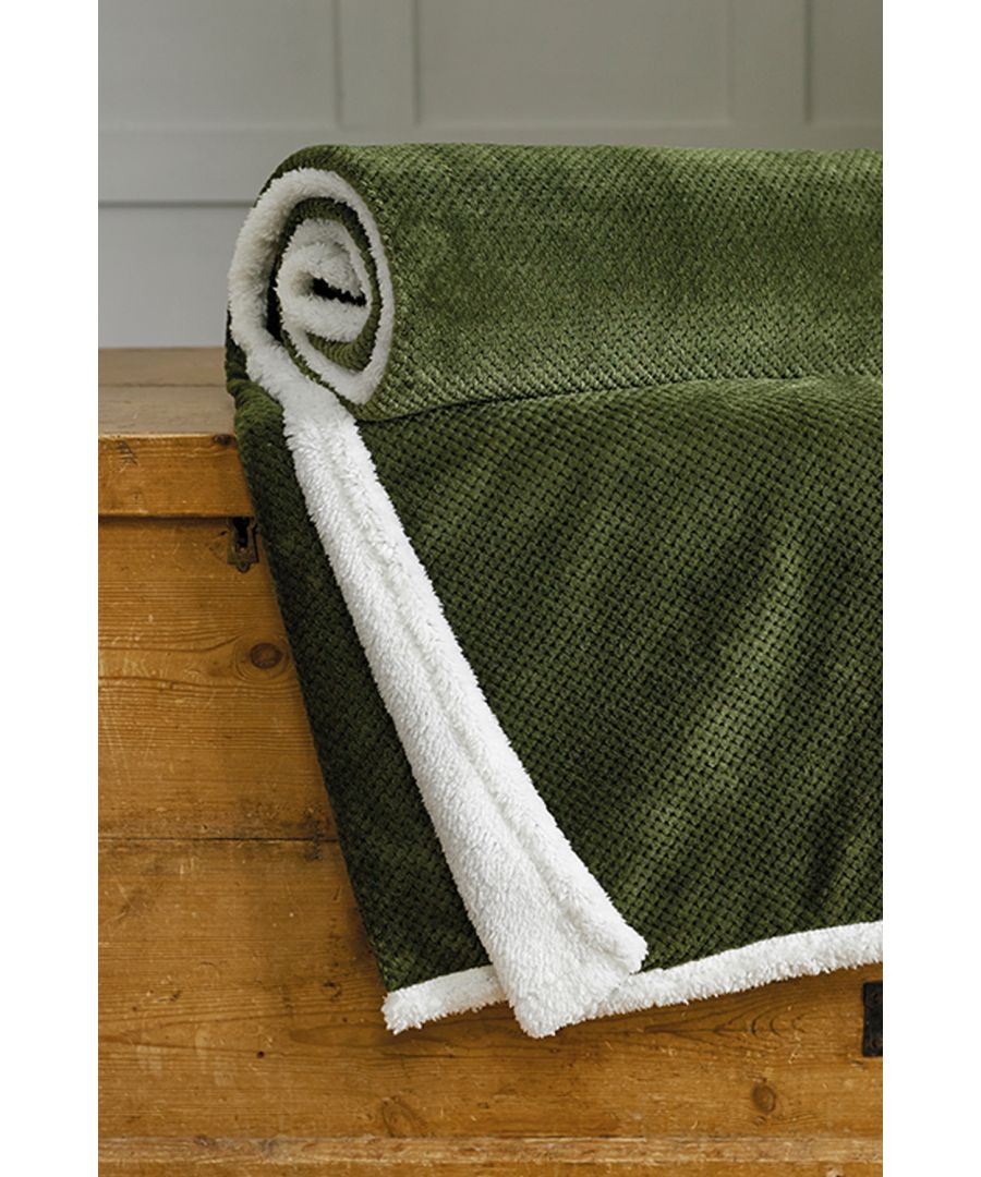Snuggle up with these super silky Sherpa backed throws and get cosy and warm when needed. Supersoft and lightweight. Good for travel and for those chilly days outdoors or for something decorative indoors to snuggle up with. A huge hit with all the family, even the family pet!