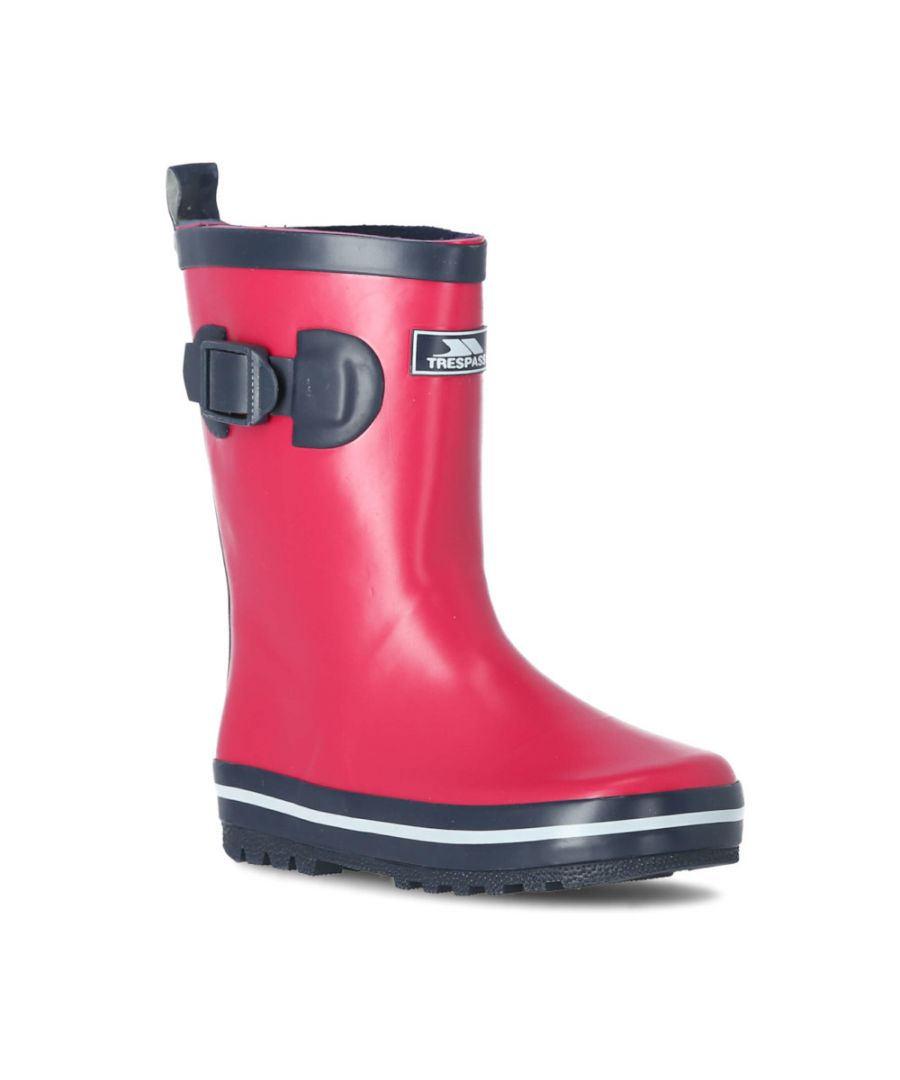 Don't let your little ones get caught with wet feet next time the rain hits - pop them into a pair of March kids' wellies. These wellies are perfect for walking to school in the rain or splashing in puddles at the park on the weekend. Perfect for both little boys and girls.