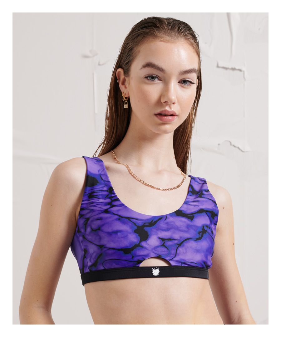 Continue your streetwear styling all the way to the beach this summer with the Cut Out Crop Bikini Top.Cut out designClip fasteningPrinted logo