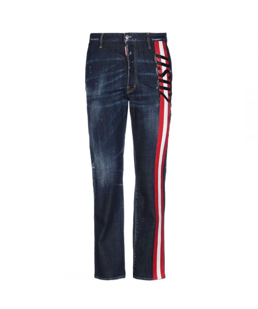 Dsquared2 Cool Guy Jean jeans met zijstreep. D2 Cool Guy Jean S74LB0726 S30664 470. Stretchdenim 99% katoen, 1% elastaan. Gemaakt in Italië. Slanke pasvorm met taps toelopende pijpen. Witte en rode strepen op de rechterpijp, groot logo