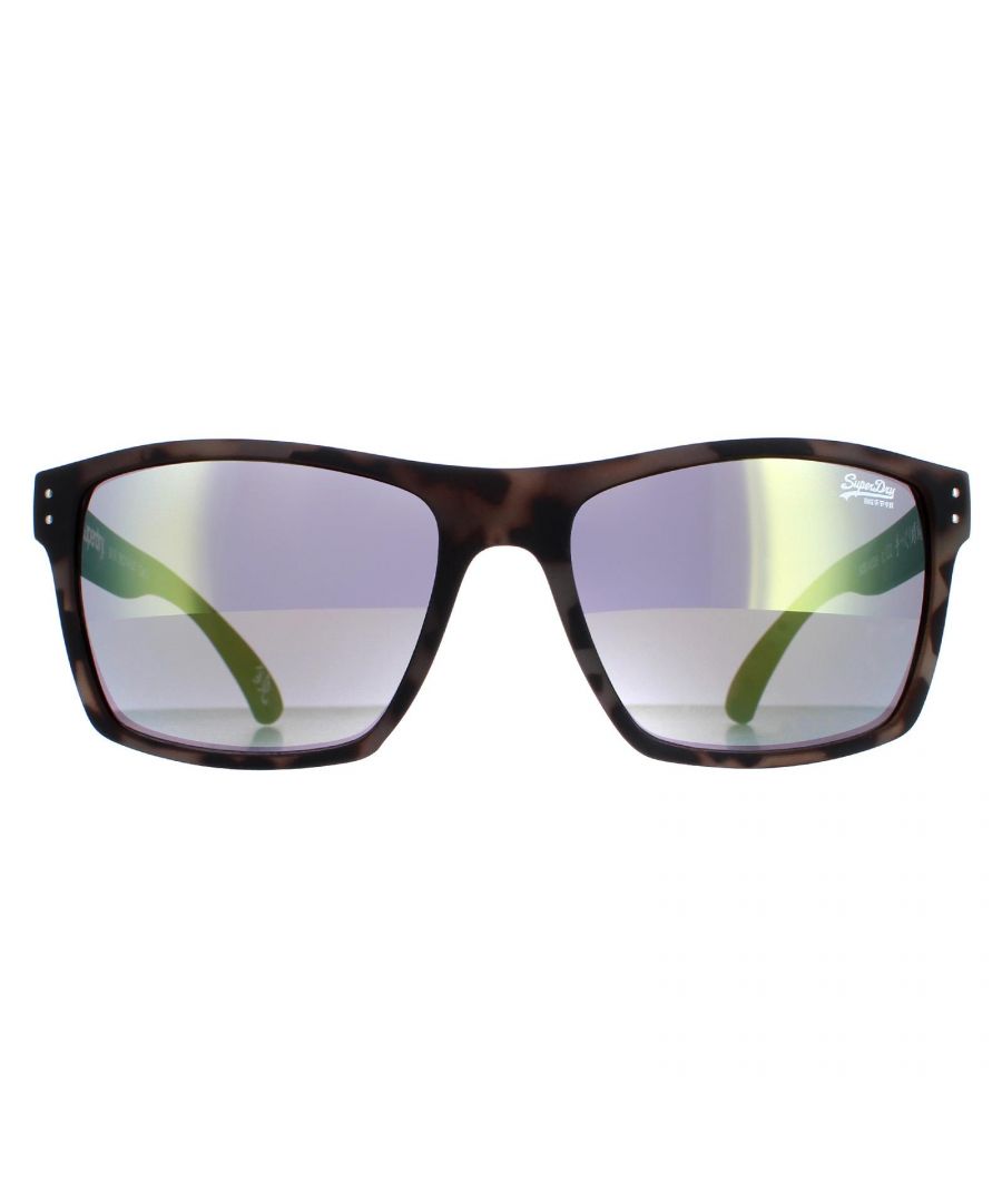 De Superdry Kobe SDS 122 mat rubberen tortoise grijs gele flash mirror zonnebril is een perfecte combinatie van sportief en stijlvol design. Op de slapen van de bril staat het iconische Superdry-logo, wat een vleugje designerflair toevoegt. Deze zonnebril is perfect voor degenen die een sportief randje aan hun look willen toevoegen en is veelzijdig genoeg om bij elke outfit te combineren, of je je nu opdoft of afkleedt.