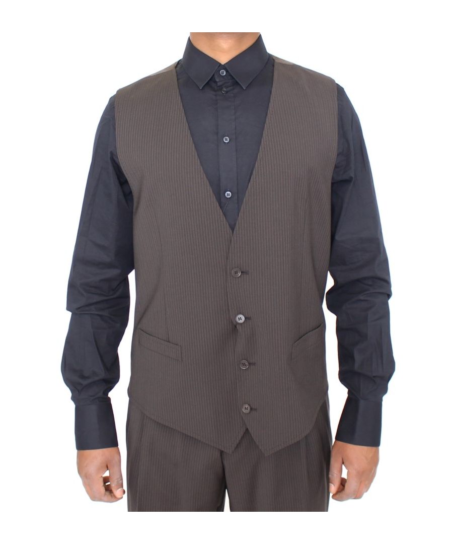 Dolce & ; Gabbana STAFF Absolument superbe, 100% Authentique, neuf avec étiquettes Dolce & ; Gabbana STAFF Gilet Modèle : Gilet à simple boutonnage Couleur : Gris rayé Fermeture à bouton sur tout le devant Sangle arrière réglable Détails du logo Fabriqué en Italie Matériau : 97% laine, 3% élasthanne Doublure : 100% rayonne