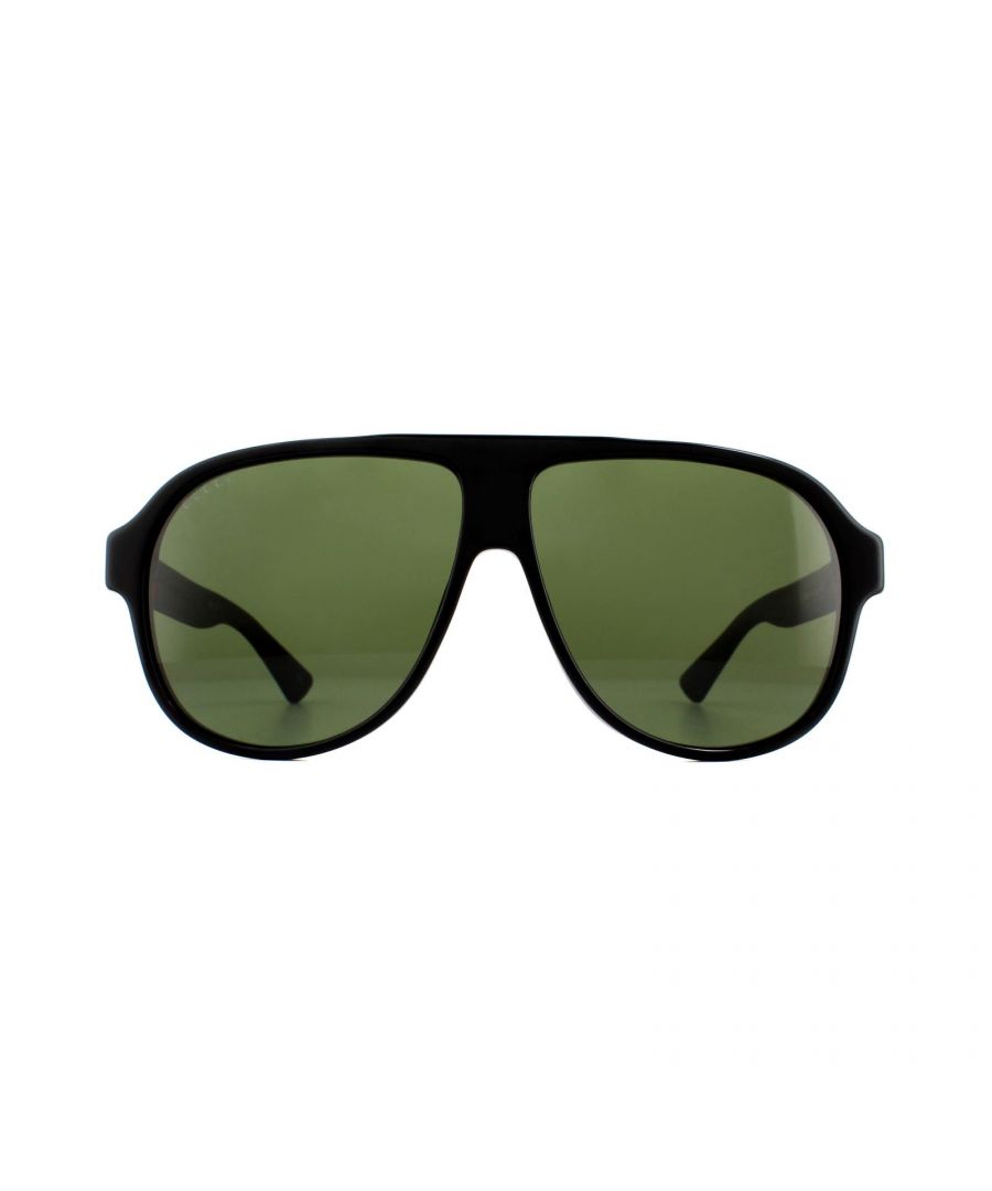 Gucci zonnebrillen GG0009S 001 Black Rubber Green zijn een bijgewerkte en extra grote versie van de vlieger. Dikke rubberen tempels hebben het Gucci -tekstlogo en het groene en rood logo ook voor onmiddellijke merkherkenning. Lichtgewicht en comfortabel, deze Gucci Aviator -zonnebrillen zullen altijd in de mode zijn!