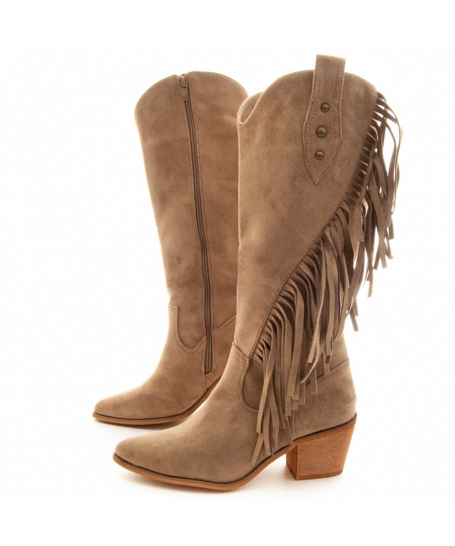 Cowboy boot with fringes comfortable for women. Perfect style that adapts to the shape of your foot. Resistant and lasting non-slip rubber sole to avoid slippage. Doubly reinforced for greater durability. Padded plant that adapts to the foot and also reduces the impact of the tread.