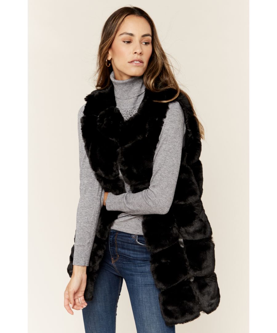 This time a gilet is essential and we are loving this style. Featuring a Box Cut Faux Fur Gilet Jacket with a sleeveless style and hook/eye style fastening, pair it with jeans and a tee for a look that we are loving this season.