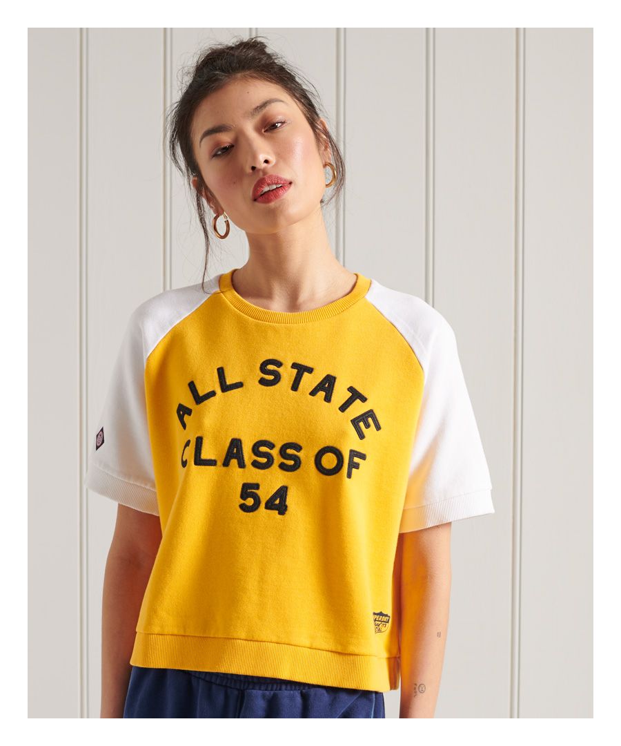 Dit Collegiate T-shirt van sweatstof met kleurvlakken combineert het comfort van een sweatshirt met de eenvoud van een T-shirt.Wijdvallende pasvorm – losser en vloeiender, voor die momenten dat je ruimte nodig hebt om te bewegenRonde halslijnKort ontwerpKorte mouwenGeribde boordenOpgedrukt logoKenmerkend logolabel