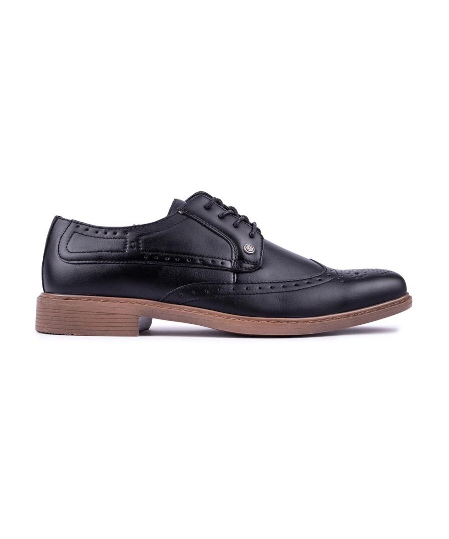Een moderne kijk op de klassieke brogue. de Henry schoenen van Lambretta zijn een stijlvolle en verfijnde keuze. Deze zwarte brogue schoenen kunnen bij elke outfit gecombineerd worden. of je je verkleedt voor een speciale gelegenheid. een dag op kantoor of om het casual te houden.