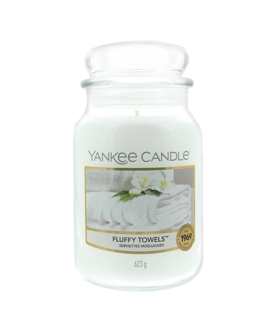 The Yankee Original Candle Fluffy Towels Candle Large is a gorgeous and long lasting candle, which provides up to 150 hours of burn time. The candle's scent has top notes of Bergamot, Lemon, Eau De Cologne and Apple; middle notes of Lavender, Geranium, Carnation, Muguet, Orangeflower, Violet Leaves and Peach; and base notes of Musk, Sandalwood and Iris. The candle is made from high quality ingredients including premium grade paraffin wax.