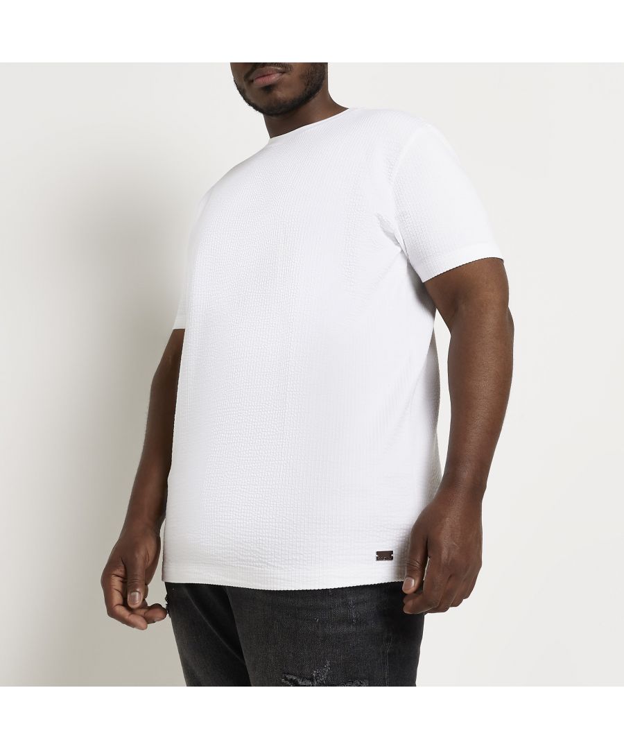 > Brand: River Island> Department: Men> Material: Cotton> Material Composition: 58% Cotton 40% Polyester 2% Elastane> Type: T-Shirt> Size Type: Big & Tall> Fit: Relaxed> Neckline: Crew Neck> Sleeve Length: Short Sleeve> Pattern: Solid> Graphic Print: No> Occasion: Casual> Selection: Menswear> Season: SS22