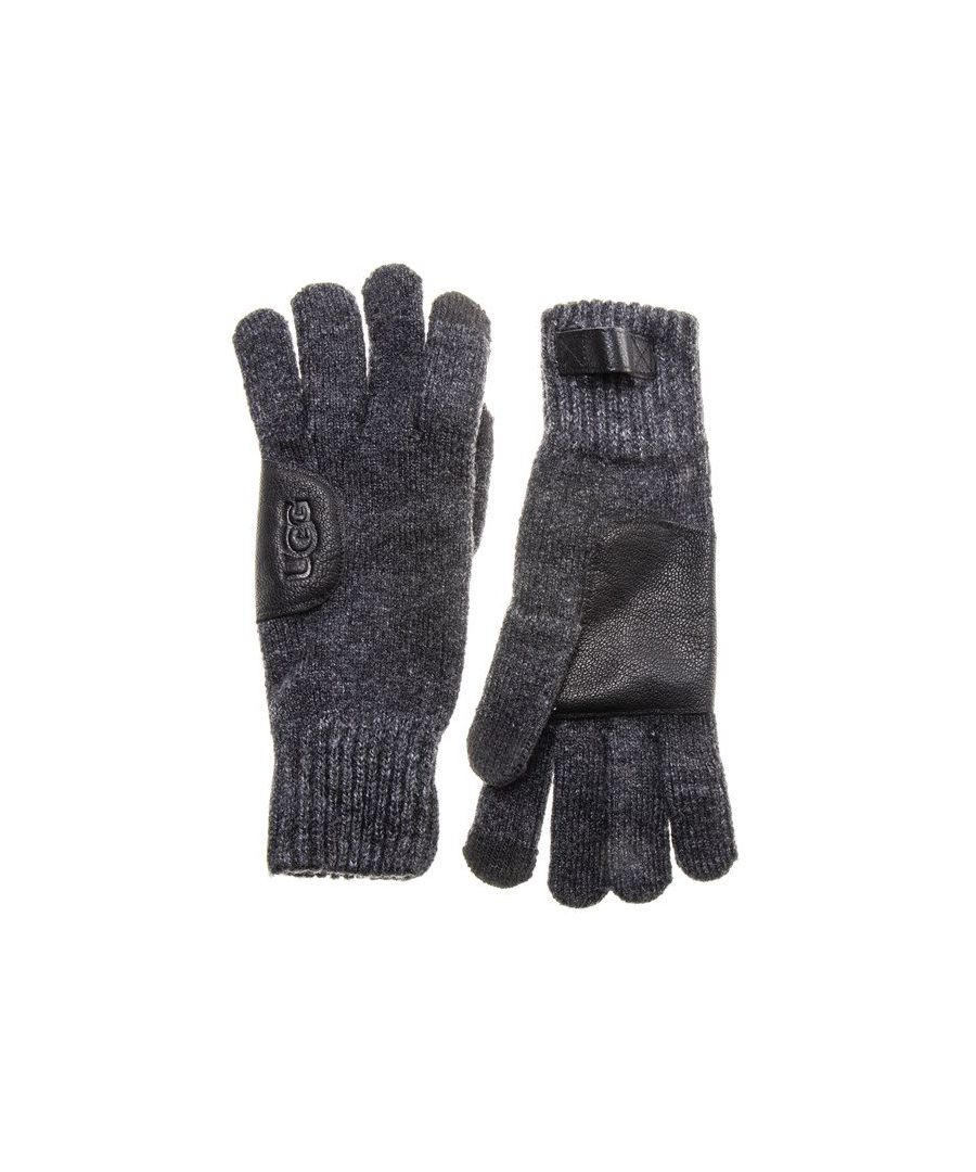 Wikkel je warm deze winter met de stijlvolle Leather Patch dameshandschoenen van het cultmerk UGG. De gestroomlijnde grijze geweven handkleding is versierd met leren patchdetails en een leren polslus voor een modieuze afwerking.