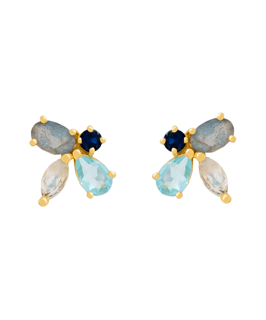 The Earrings Cinema has a very special and minimalist design. Perfect if you want to give a touch of light and color to your look or face without being too overloaded. Discover it also in cold tones. Colour: Green.\n Stones: Quartz druse.\n Finish: 24carat gold.\n Closure: Traditional nut.