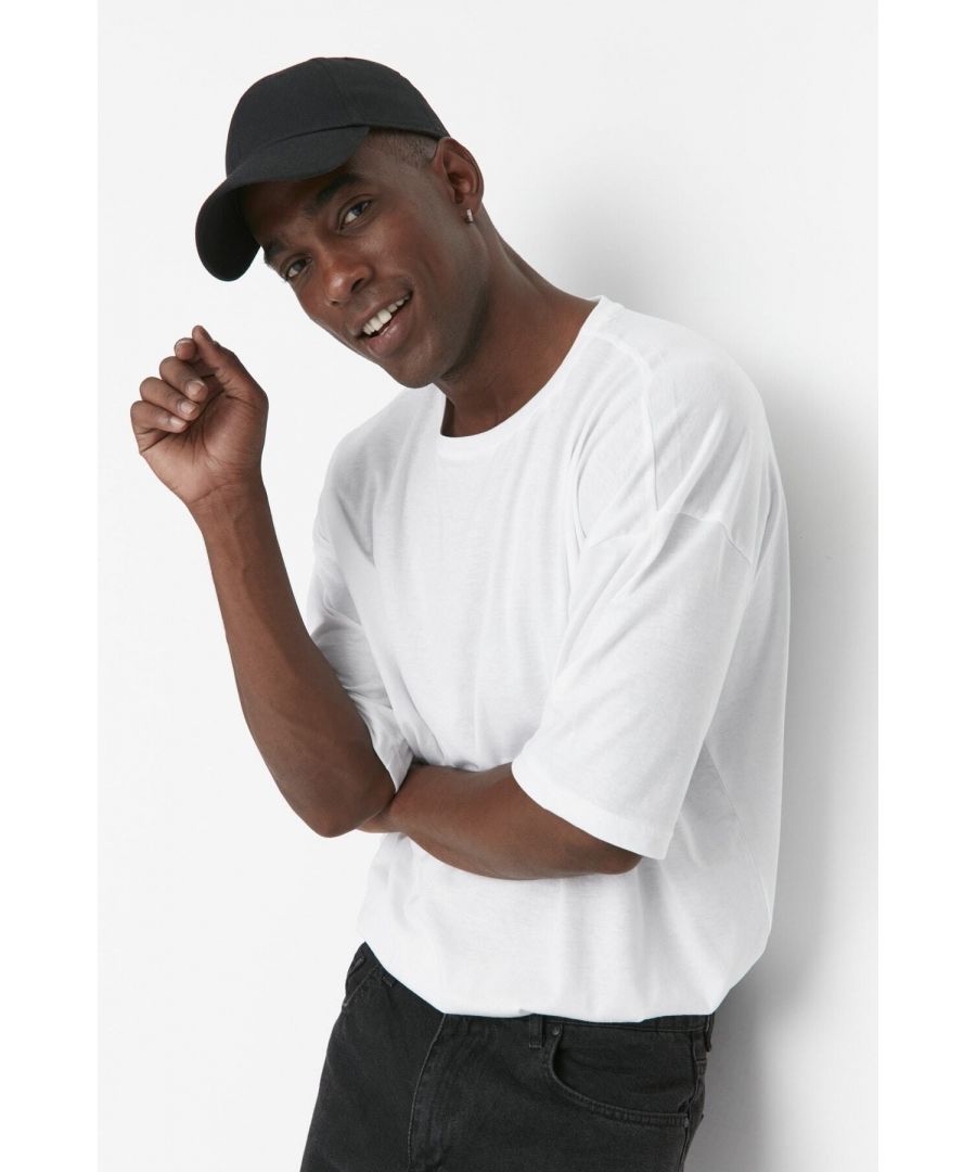 Het product op de paspop is maat M. Afmetingen van het model: hoogte: 1,88, buste: 98, taille: 75, heup: 99 34% katoen 66% polyester Oversized pasvorm: Extra los, wijd uitgesneden. Wil je liever niet te los, dan is het aan te raden om 1 maat kleiner te kopen dan je eigen maat. In conceptfoto's kunnen kleuren variëren vanwege het verschil in licht.