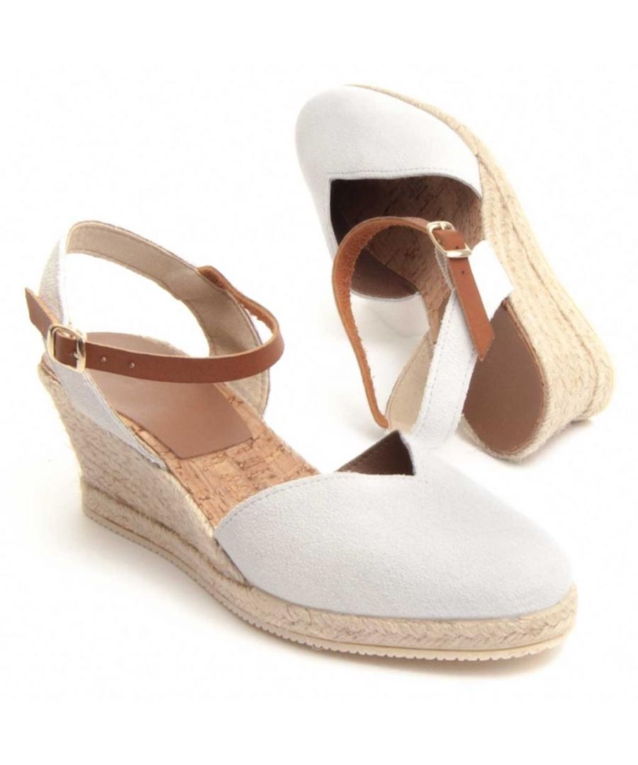 We unite tradition and design in these unique espadrilles perfect for spring and summer, for a special occasion or for day to day because they provide excellent comfort. Manufactured in a handcrafted leather, esparto grass and textile. The leather is free of chromium VI. Natural cork wedge that provides comfort. The sole is rubber anti-slip. Manufactured in Spain. Low carbon footprint. Wedge of 6 centimetres and platform of 1 centimetre to achieve greater comfort.