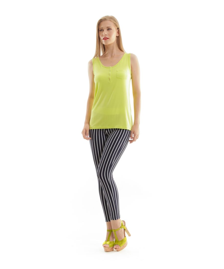 Verfraai je basics dit seizoen in moeiteloze vrouwelijke stijl met Shirts We ♥'s T-shirt met schephals en kapmouw. Zacht om aan te raken en lichtgewicht als lucht, zal dit flatterende maar comfortabele stuk een frisse wind toevoegen aan je casual nietjes. Rhinestone Shirts We ♥ logo siert discreet de voorzijde linksonder. Vier knoopsluiting aan de voorkant. Zak detail. Brede ronde hals. Mouwloos. Het getoonde model is 178 cm en draagt maat 10.
