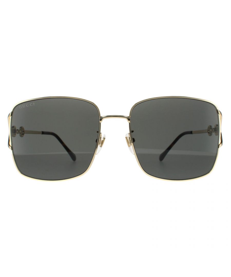 Gucci zonnebrillen GG1018SK 001 Gold Gray zijn een lichtgewicht dun metalen frame met de rechthoekige lenzen die een moderne stijl geven. Verstelbare neuskussentjes zorgen voor een gepersonaliseerde pasvorm, terwijl het GUCCI -logo langs de tempels verschijnt voor merkauthenticiteit.