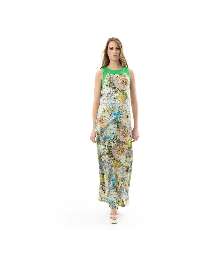Say it with flowers and step out in fabulous florality as you slip into this pretty piece from Conquista. Styled in a silhouette skimming A line, this easy-to-wear maxi dress will lend a feminine flourish to your closet this season. Model shown is 178cm and is wearing size 36/S.