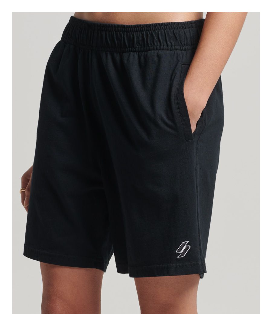 Of je nu op zoek bent naar een sportieve uitstraling of iets om in te relaxen, onze Code Essential-boyshort is echt iets voor jou.Elastische taillebandTwee zakkenCode-logo op de linkerpijp